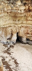 Felshöhle am Strand der Algarve