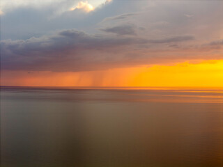 Zach&oacute;d słońca nad morzem Bałtyckim