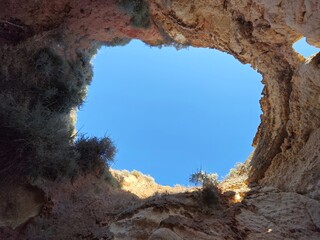 Fast Rundes Loch im Höhlendach an der Algarve