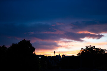 Obraz premium A beautiful evening sky painted in soft pastel colors of pink, purple, and orange. Wispy clouds stretch across the horizon, reflecting the warm hues of the setting sun. This peaceful and dreamy sky ca