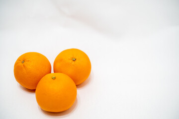 オレンジ(みかん)を3個を背景白