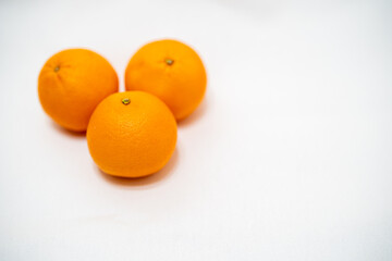 オレンジ(みかん)を3個を背景白