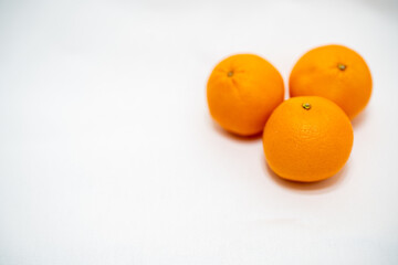 オレンジ(みかん)を3個を背景白