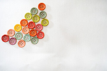 白い背景にカラフルなボタンを画面一杯にばら撒く