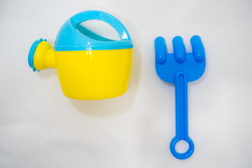 じょうろ（水差し）と熊手のおもちゃ © 功倫 西山