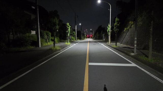 夜の誰もいない郊外の車道