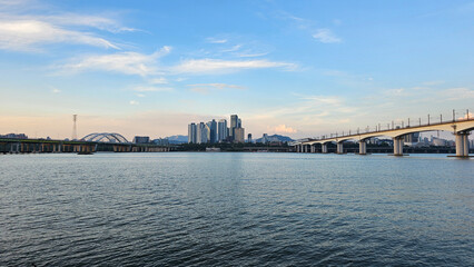 Obraz premium 푸른 하늘 아래 한강 가양대교와 서울 도심의 저녁