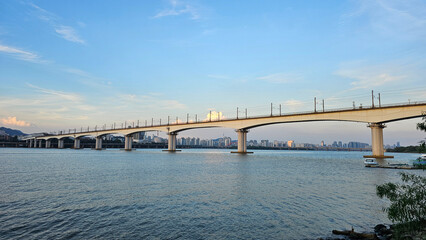 푸른 하늘 아래 한강 가양대교와 서울 도심의 저녁