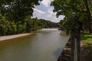 Fototapeta premium Isar, ein Fluss durch eine Stadt, die Isar in München
