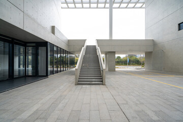 Obraz premium empty ground with modern building made with concrete