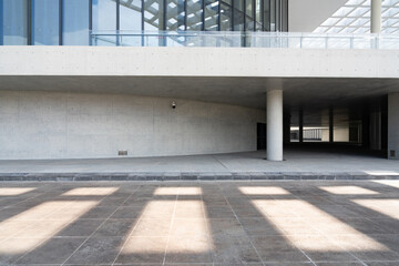 Obraz premium empty ground with modern building made with concrete