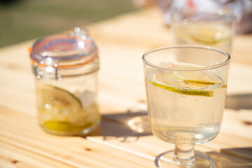 おしゃれなグラスに注がれた蜂蜜レモンが輝くリフレッシュメン