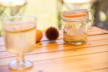 おしゃれなグラスに注がれた蜂蜜レモンが輝くリフレッシュメン