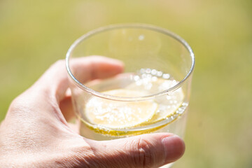 おしゃれなグラスに注がれた蜂蜜レモンが輝くリフレッシュメン