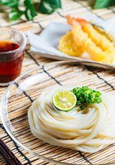 すだちと青ねぎを添えた冷やしうどん