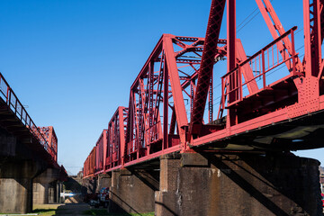 鉄道の赤い橋