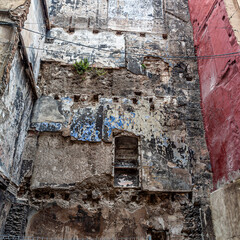 Paredes deterioradas después de la demolición de un edificio.