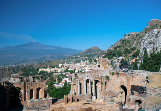 Vue de l'Etna depuis l'amphith&eacute;&acirc;tre de Catane