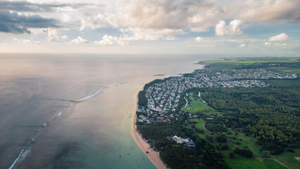 Naklejka premium Luftaufnahme von Flic en Flac, Mauritius – Traumstrand am türkisblauen Meer