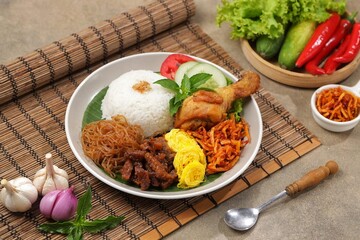 Nasi uduk is a dish made from diaroned white rice steamed with coconut milk, and seasoned with nutmeg, cinnamon, ginger, lemongrass leaves and pepper, which is popular in Betawi dishes