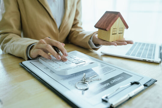 The real estate sales agent will hand over the keys and sign the contract, which symbolizes the real estate transaction involving the purchase, rental, or sale of a property, financing, insurance, and