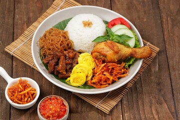 Nasi uduk is a dish made from diaroned white rice steamed with coconut milk, and seasoned with nutmeg, cinnamon, ginger, lemongrass leaves and pepper, which is popular in Betawi dishes