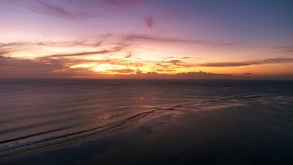 Luftaufnahme vom Sonnenuntergang über dem ruhigen Ozean