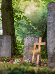 Auf Friedhof Park mit Bäumen und Grabstein und Holzkreuzen, keine Namen