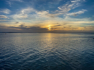 Fototapeta premium Luftaufnahme vom Sonnenuntergang über dem ruhigen Ozean