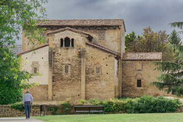 Anciano camina hacia la iglesia de San Juli&aacute;n de los Prados, Oviedo, Asturias, Espa&ntilde;a