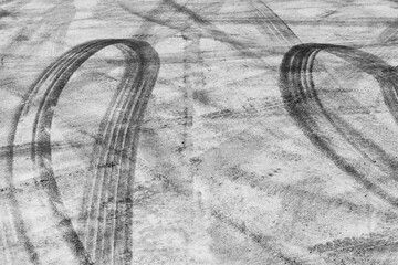 Obraz premium Black tire marks on road, Black rubber tire marks and tread marks, Tire trace track wheels texture and background, Auto tire tread grunge, Car wheel tyre tread track black tyre print, Aerial view.