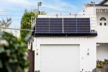 Balkonkraftwerk an einem Haus in Hilden, NRW, Deutschland, digital nachbearbeitet