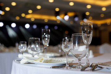 Table setting in a restaurant. Empty glasses and plate.