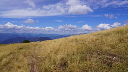 Paysage depuis les hauteurs du Dom de Barrot dans la région de la pélite rouge 8