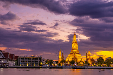 Naklejka premium Twilight view of Wat Arun Ratchawararam Ratchawaramahawihan at sunset in bangkok Thailand. Landmark of Along the Chao Phraya River Thailand