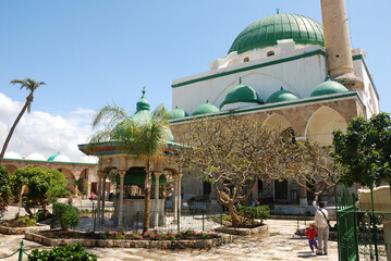 Mezquita de Jezzar Pasha en Acre, junto al mar Mediterráneo en el norte de Israel