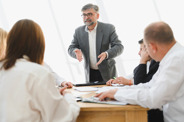 Obraz premium Senior business leader explaining strategy to team during meeting
