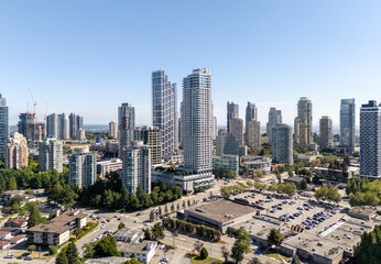 Obraz premium Modern Skyline of Burnaby in Greater Vancouver, BC, Captured on a Sunny Day