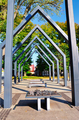 Ustka - Polska . Symboliczna rekonstrukcja kościoła zburzonego przez sztorm. Nowoczesna konstrukcja metalowa stanowi przykład sztuki geometrycznej w spokojnym otoczeniu parku.