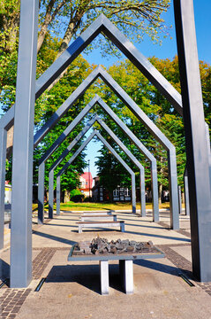 Ustka - Polska . Symboliczna rekonstrukcja kościoła zburzonego przez sztorm. Nowoczesna konstrukcja metalowa stanowi przykład sztuki geometrycznej w spokojnym otoczeniu parku.