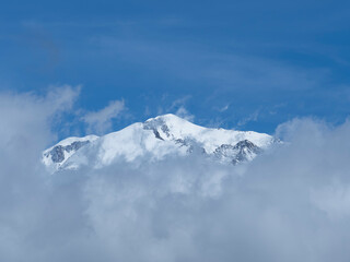 d&ocirc;me de miage &eacute;merge des nuages