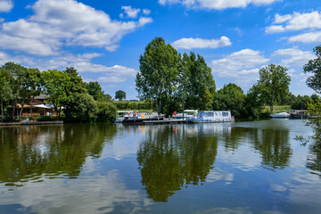 Fototapeta premium Tourisme fluvial, voie verte en Mayenne, paysage vu du chemin de halage.