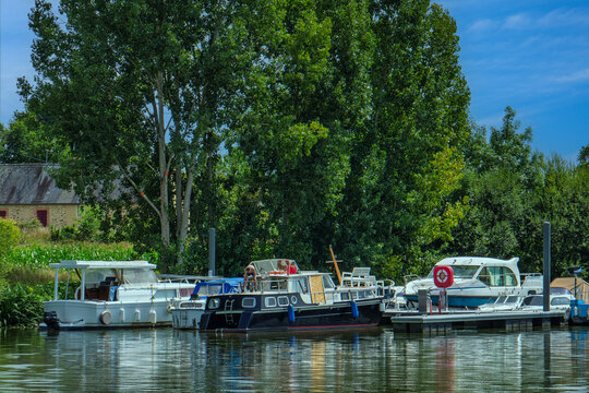 Halte fluviale sur la rivi&egrave;re Mayenne