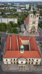 Magdeburger Rathaus mit Johanniskirche und Blick über die Stadt - Luftbild