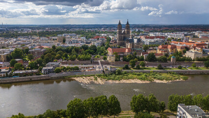 Luftbild Magdeburger Dom und Elbe im Sommer 