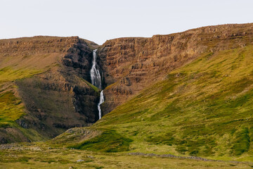 Vulkanische inspirierende  Landschaft in Island
Wasserfall
