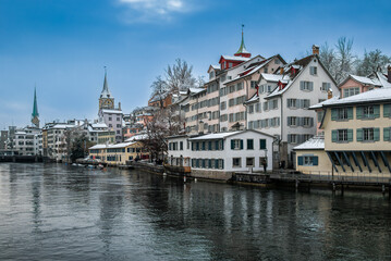 Fototapeta premium Winter view of Zürich old town along Limmat River 