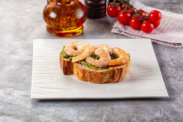 Sandwich with prawn and avocado