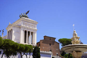 Naklejka premium Majestic White Marble Monument with Bronze Statues under Clear Blue Sky in Rome