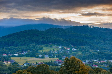 Panorama ze stoku i widok na szczyt g&oacute;ry Skrzyczne, kierunek Wilkowice (Beskid Śląski, Polska), krajobraz, widok z lotu ptaka, tło lub tapeta do projektu	